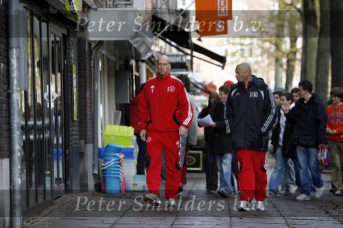 Amsterdam 2 november 2006
Jaap Stam en Klaas Jan Huntelaar aan het shoppen op de beethovenstraat op de dag van de wedstrijd.