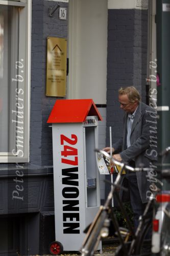 Amsterdam 30 oktober 2006
Jack Spijkerman bij makelaar op de cornelis schuytstraat.