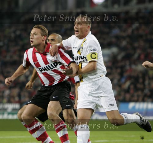 Eindhoven, 4 November 2006 Kompetitiewedstrijd PSV-NAC Eindstand 3-0 Seizoen 2006/2007
Jan Kromkamp in duel met Edwin de Graaf