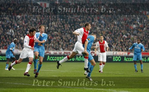 Amsterdam 12 november 2006
AJAX-PSV 0-1 in de arena.Timmy Simons maakt de 0-1 met Johnny Heitinga in zijn rug
Peter Smulders bv