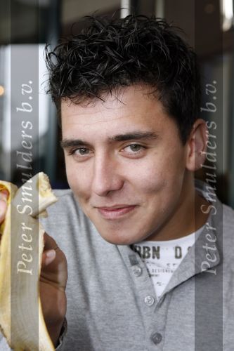 Scheveningen 25 oktober 2006.
Jan Smit eet banaan bij premiere van Kus in circustheater.