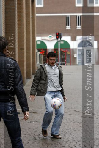 Scheveningen 25 oktober 2006
Jan Smit Voetballend op straat.