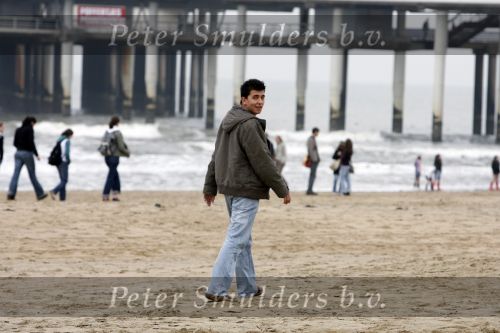 Scheveningen 25 oktober 2006
Jan Smit wandelend op het strand van Scheveningen