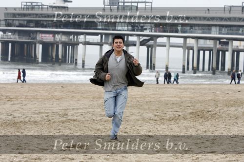 Scheveningen 25 oktober 2006
Jan Smit wandelend op het strand van Scheveningen