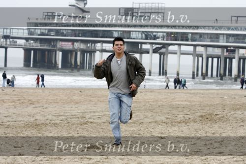 Scheveningen 25 oktober 2006
Jan Smit wandelend op het strand van Scheveningen