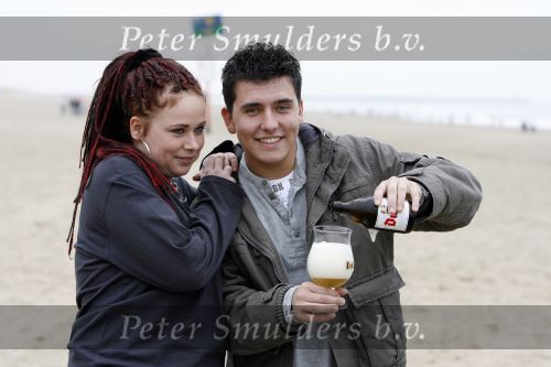Scheveningen 25 oktober 2006. Jan Smit op het strand van scheveningen met biertje in zijn hand.