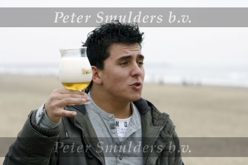 Scheveningen 25 oktober 2006. Jan Smit op het strand van scheveningen met de biertje  in zijn hand.