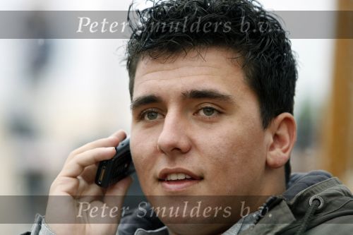 Scheveningen 25 oktober 2006. Jan Smit op het strand van scheveningen met de gsm in zijn hand.