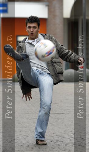 Scheveningen 25 oktober 2006
Jan Smit Voetballend op straat.