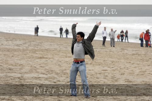 Scheveningen 25 oktober 2006
Jan Smit wandelend op het strand van Scheveningen