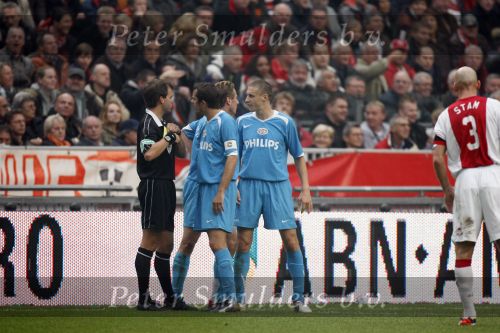 Amsterdam 12 november 2006
AJAX-PSV 0-1 in de arena.Philip Cocu en Timmy Simons bij scheidsrechter Jan Wegereef
Peter Smulders bv