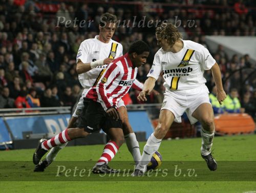 Eindhoven, 4 November 2006 Kompetitiewedstrijd PSV-NAC Eindstand 3-0 Seizoen 2006/2007
Jefferson Farfan in duel met Patrick Zwaanswijk