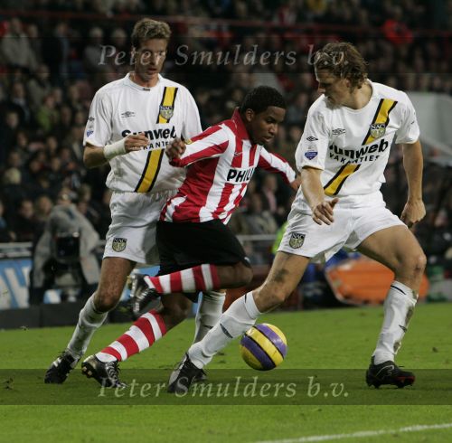 Eindhoven, 4 November 2006 Kompetitiewedstrijd PSV-NAC Eindstand 3-0 Seizoen 2006/2007
Jefferson Farfan in duel met Patrick Zwaanswijk