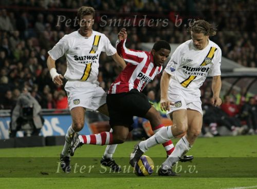 Eindhoven, 4 November 2006 Kompetitiewedstrijd PSV-NAC Eindstand 3-0 Seizoen 2006/2007
Jefferson Farfan in duel met Patrick Zwaanswijk