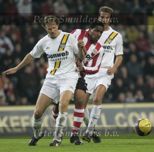 Eindhoven, 4 November 2006 Kompetitiewedstrijd PSV-NAC Eindstand 3-0 Seizoen 2006/2007
Jefferson Farfan in duel met Patrick Zwaanswijk