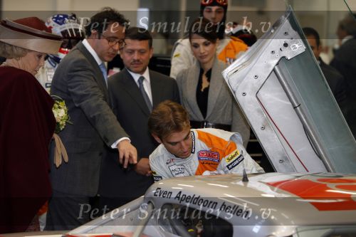 Zeewolde 1 november 2006
Koning Abdullah Koningin Rania en Koningin Beatrix op bezoek bij de spyker fabriek waar ze rondgeleid worden door Viktor Muller.. Jeroen Bleekemolen