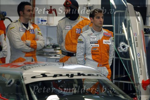Zeewolde 1 november 2006
Koning Abdullah Koningin Rania en Koningin Beatrix op bezoek bij de spyker fabriek waar ze rondgeleid worden door Viktor Muller.. Jeroen Bleekemolen