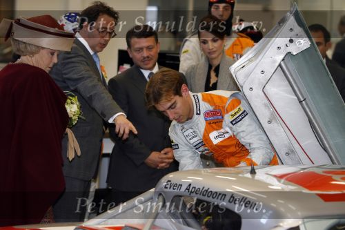 Zeewolde 1 november 2006
Koning Abdullah Koningin Rania en Koningin Beatrix op bezoek bij de spyker fabriek waar ze rondgeleid worden door Viktor Muller.. Jeroen Bleekemolen