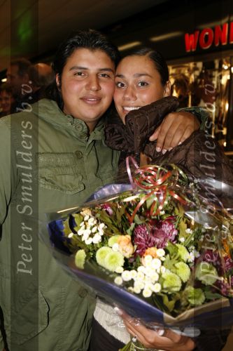 Schiphol 5 november 2006
hans Breukhoven arriveert op schiphol na reis naar de Mount Everest. Connie Constanza Jordi (met zijn vrouw) Marvin Shanna en  Edwin(met vriendin) zijn 
daar.