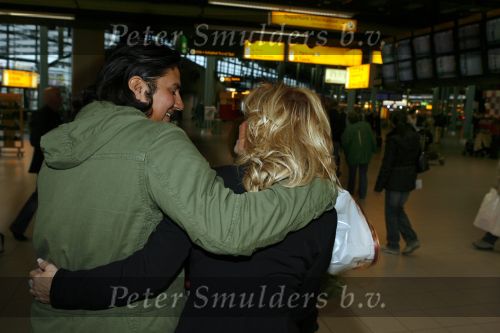 Schiphol 5 november 2006
hans Breukhoven arriveert op schiphol na reis naar de Mount Everest. Connie Constanza Jordi (met zijn vrouw) Marvin Shanna en  Edwin(met vriendin) zijn 
daar.