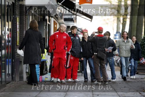 Amsterdam 2 november 2006
Jaap Stam en Klaas Jan Huntelaar aan het shoppen op de beethovenstraat op de dag van de wedstrijd.