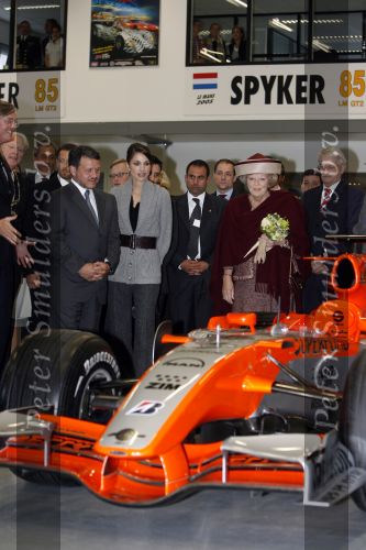 Zeewolde 1 november 2006
Koning Abdullah Koningin Rania en Koningin Beatrix op bezoek bij de spyker fabriek waar ze rondgeleid worden door Viktor Muller.
