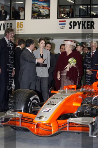 Zeewolde 1 november 2006
Koning Abdullah Koningin Rania en Koningin Beatrix op bezoek bij de spyker fabriek waar ze rondgeleid worden door Viktor Muller.