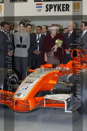 Zeewolde 1 november 2006
Koning Abdullah Koningin Rania en Koningin Beatrix op bezoek bij de spyker fabriek waar ze rondgeleid worden door Viktor Muller.