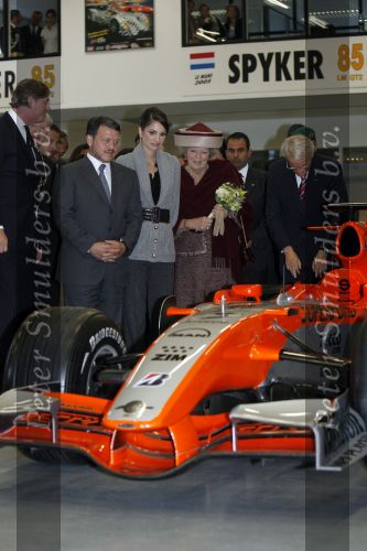 Zeewolde 1 november 2006
Koning Abdullah Koningin Rania en Koningin Beatrix op bezoek bij de spyker fabriek waar ze rondgeleid worden door Viktor Muller.