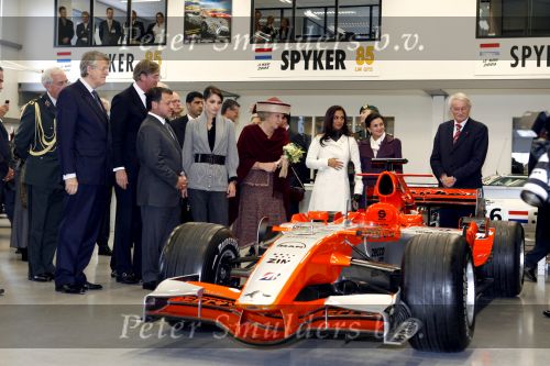 Zeewolde 1 november 2006
Koning Abdullah Koningin Rania en Koningin Beatrix op bezoek bij de spyker fabriek waar ze rondgeleid worden door Viktor Muller.