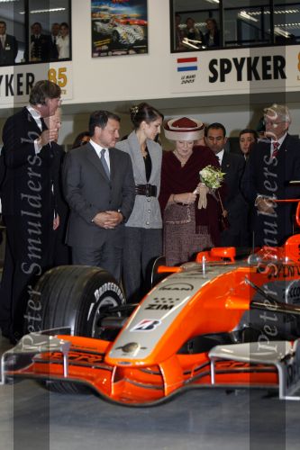 Zeewolde 1 november 2006
Koning Abdullah Koningin Rania en Koningin Beatrix op bezoek bij de spyker fabriek waar ze rondgeleid worden door Viktor Muller.
