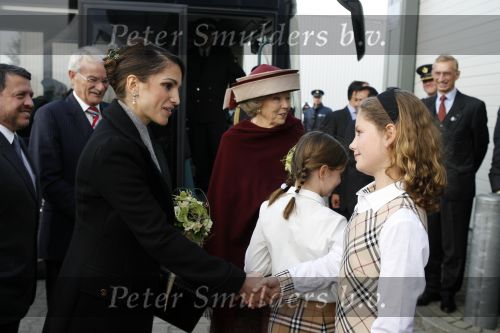 Zeewolde 1 november 2006
Koning Abdullah Koningin Rania en Koningin Beatrix op bezoek bij de spyker fabriek waar ze rondgeleid worden door Viktor Muller.
