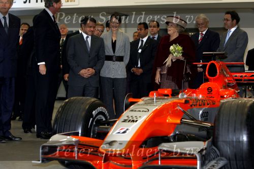 Zeewolde 1 november 2006
Koning Abdullah Koningin Rania en Koningin Beatrix op bezoek bij de spyker fabriek waar ze rondgeleid worden door Viktor Muller.