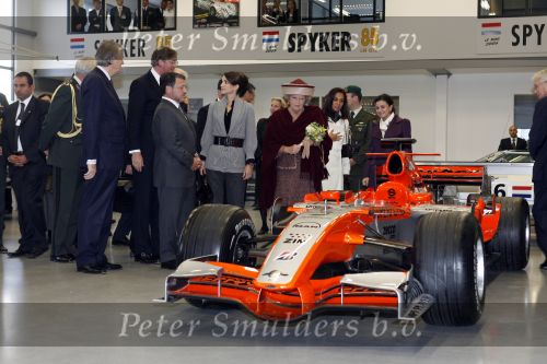 Zeewolde 1 november 2006
Koning Abdullah Koningin Rania en Koningin Beatrix op bezoek bij de spyker fabriek waar ze rondgeleid worden door Viktor Muller.