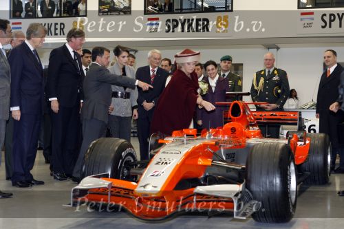 Zeewolde 1 november 2006
Koning Abdullah Koningin Rania en Koningin Beatrix op bezoek bij de spyker fabriek waar ze rondgeleid worden door Viktor Muller.