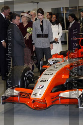 Zeewolde 1 november 2006
Koning Abdullah Koningin Rania en Koningin Beatrix op bezoek bij de spyker fabriek waar ze rondgeleid worden door Viktor Muller.