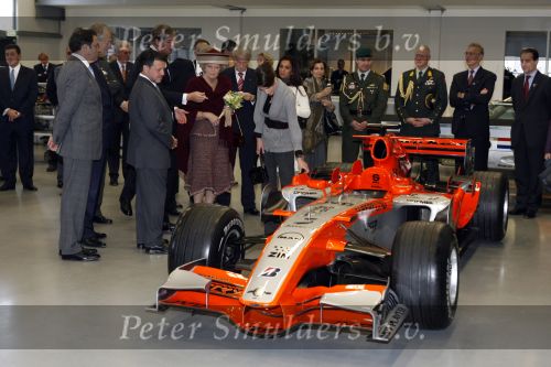 Zeewolde 1 november 2006
Koning Abdullah Koningin Rania en Koningin Beatrix op bezoek bij de spyker fabriek waar ze rondgeleid worden door Viktor Muller.