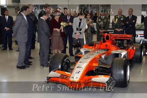 Zeewolde 1 november 2006
Koning Abdullah Koningin Rania en Koningin Beatrix op bezoek bij de spyker fabriek waar ze rondgeleid worden door Viktor Muller.