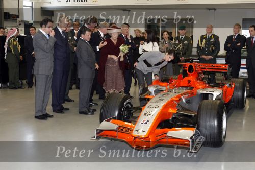 Zeewolde 1 november 2006
Koning Abdullah Koningin Rania en Koningin Beatrix op bezoek bij de spyker fabriek waar ze rondgeleid worden door Viktor Muller.