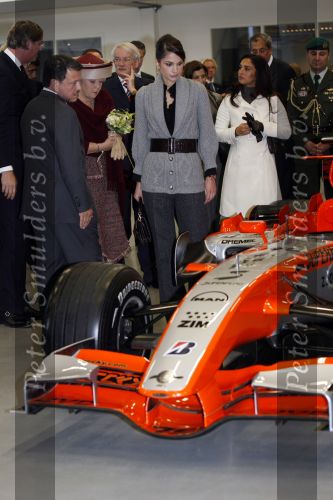 Zeewolde 1 november 2006
Koning Abdullah Koningin Rania en Koningin Beatrix op bezoek bij de spyker fabriek waar ze rondgeleid worden door Viktor Muller.