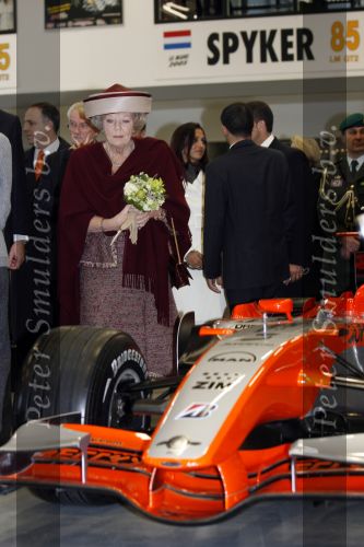 Zeewolde 1 november 2006
Koning Abdullah Koningin Rania en Koningin Beatrix op bezoek bij de spyker fabriek waar ze rondgeleid worden door Viktor Muller.