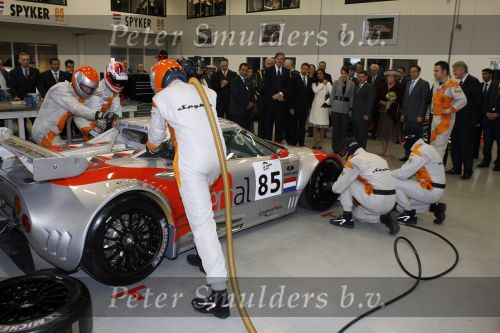 Zeewolde 1 november 2006
Koning Abdullah Koningin Rania en Koningin Beatrix op bezoek bij de spyker fabriek waar ze rondgeleid worden door Viktor Muller.