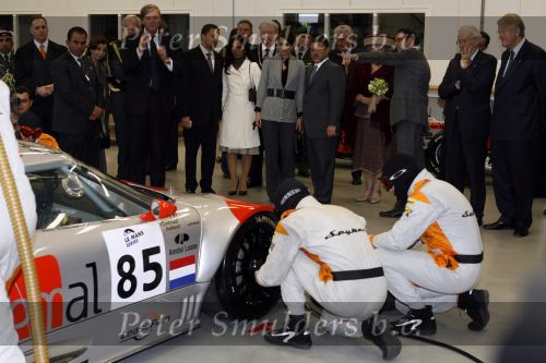 Zeewolde 1 november 2006
Koning Abdullah Koningin Rania en Koningin Beatrix op bezoek bij de spyker fabriek waar ze rondgeleid worden door Viktor Muller.
