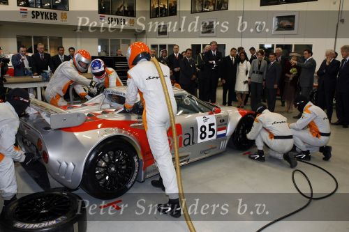Zeewolde 1 november 2006
Koning Abdullah Koningin Rania en Koningin Beatrix op bezoek bij de spyker fabriek waar ze rondgeleid worden door Viktor Muller.