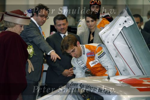 Zeewolde 1 november 2006
Koning Abdullah Koningin Rania en Koningin Beatrix op bezoek bij de spyker fabriek waar ze rondgeleid worden door Viktor Muller.. Jeroen Bleekemolen