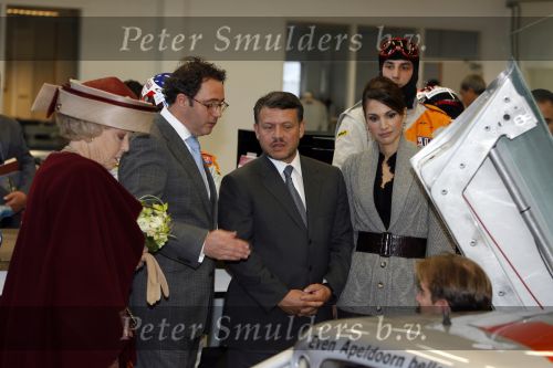 Zeewolde 1 november 2006
Koning Abdullah Koningin Rania en Koningin Beatrix op bezoek bij de spyker fabriek waar ze rondgeleid worden door Viktor Muller.