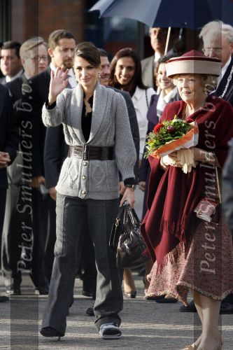 Zeewolde 1 november 2006
Koning Abdullah Koningin Rania en Koningin Beatrix op bezoek bij de spyker fabriek waar ze rondgeleid worden door Viktor Muller.