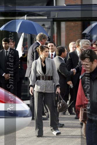 Zeewolde 1 november 2006
Koning Abdullah Koningin Rania en Koningin Beatrix op bezoek bij de spyker fabriek waar ze rondgeleid worden door Viktor Muller.