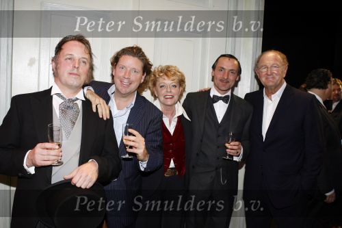 Apeldoorn 2 november 2006
Premiere My fair lady met Celine Purcell en Thom Hoffman.
Paul Hahnen Joop v d Ende Henkjan Smits en Bob Fosko
Peter Smulders bv