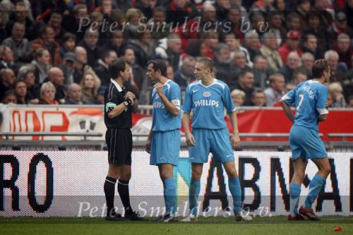 Amsterdam 12 november 2006
AJAX-PSV 0-1 in de arena.Philip Cocu en Timmy Simons bij scheidsrechter Jan Wegereef
Peter Smulders bv